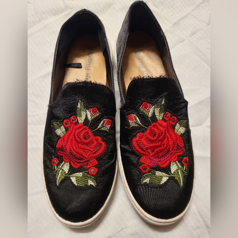 Dirty Laundry womens floral embroidered fabric fashion sneakers. Size 38